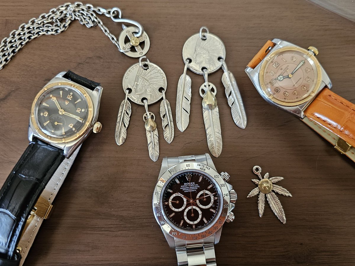 Supryman1's tweet photo. シルバーアクセのメンテナンスをして、どうせならエルトナと金バブと黒バブとて写真を撮ってみました。
 Light and formal attire.
融合がたまりませんね。
ジコマン😅

＃ROLEXDAYTONA16520
#ROLEXBubbleBackBack
＃ゴローズ
＃シルバーアクセサリー https://t.co/QQd3Z0Hp4W