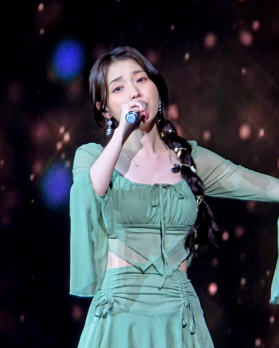 hadyflex05's tweet photo. Already a week after IU concert, i have a bit time to edit my fancam pictures. 
#IU #아이유 #IUinKL #HEREH #HEREH_WORLD_TOUR_IN_KL https://t.co/ou6prkpGTP