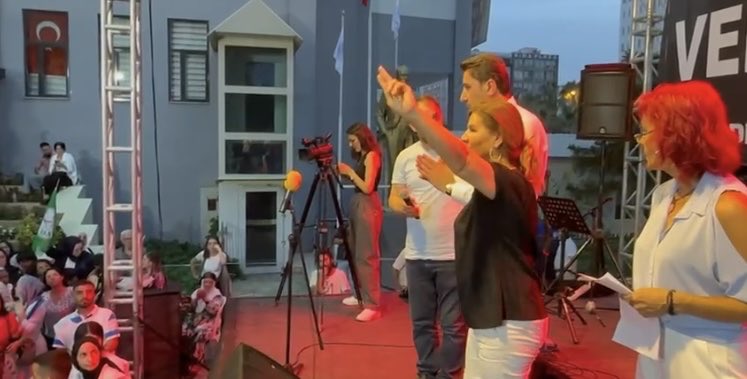 Akdeniz Belediyemizin  önünde Eş Genel Başkanımız Tülay Hatimoğulları, Keskin Bayındır, Milletvekillerimiz ve  partimizin birleşenlerinin  eş genel başkanlarının katılımlariyla  halk buluşmamızı gerçekleştirdik.
Kayyım siyasetine karşı mücadele kazanacak! Kalk kazanacak ✌️