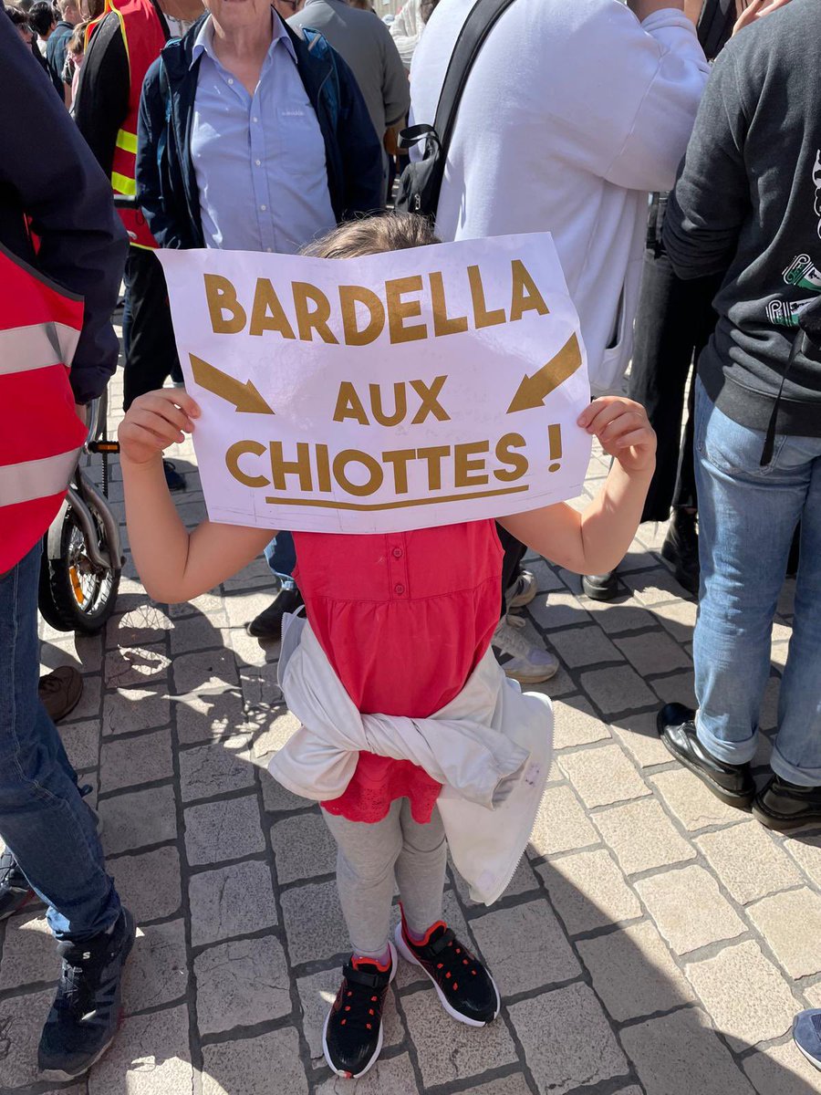 LongMarcheINRS's tweet photo. Les militant•e•s @CFDT de l'@INRSfrance Lorraine dans la rue ce samedi pour manifester contre l'extrême-droite et défendre la démocratie et les droits des travailleuses et travailleurs. Nous combattrons sans relâche le RN et son idéologie mortifère.✊ https://t.co/hKTvV4yx95