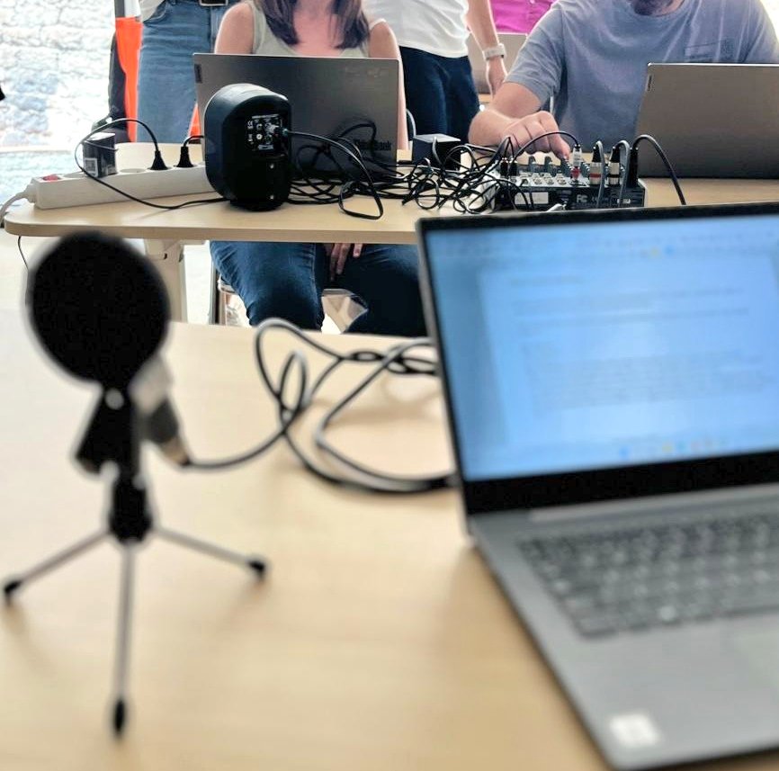 SEciutatvella's tweet photo. Taller de #ràdio a la xarxa de coordinadors digitals de centre de #CiutatVella @culturadigicat #XCDC Gràcies @sebadalona
La ràdio com a eina per a la comunicació que promou l'aprenentatge competencial @consorciedubcn https://t.co/WZVKAMmtP0