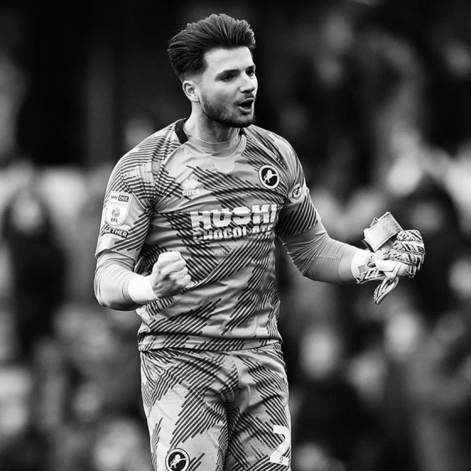 #RIP 🕊️: Le monde du football est en deuil ...

Matija Šarkić, le gardien de but du Monténégro 🇲🇪 et de Millwall, est décédé à seulement 26 ans... 

Repose en paix 🙏