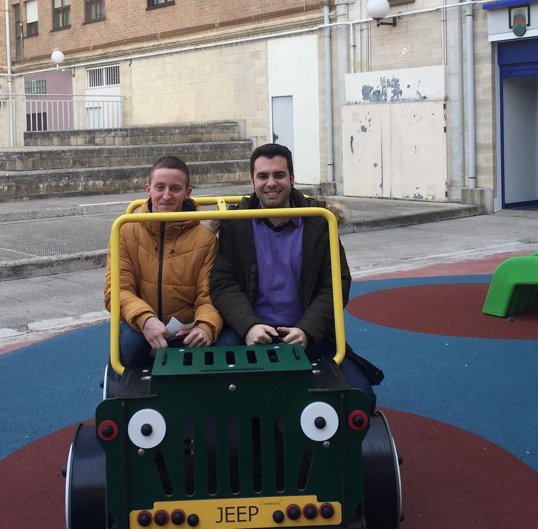 Me vas a matar por esta foto.
En estos años hemos reído, reñido y a veces incluso he llorado en tu hombro.
Tú y tu familia habéis estado junto a nosotros en los peores momentos de la mía.
Has encontrado una buena persona con la que compartir este viaje.
Hoy es tu día, amigo 🤗😘