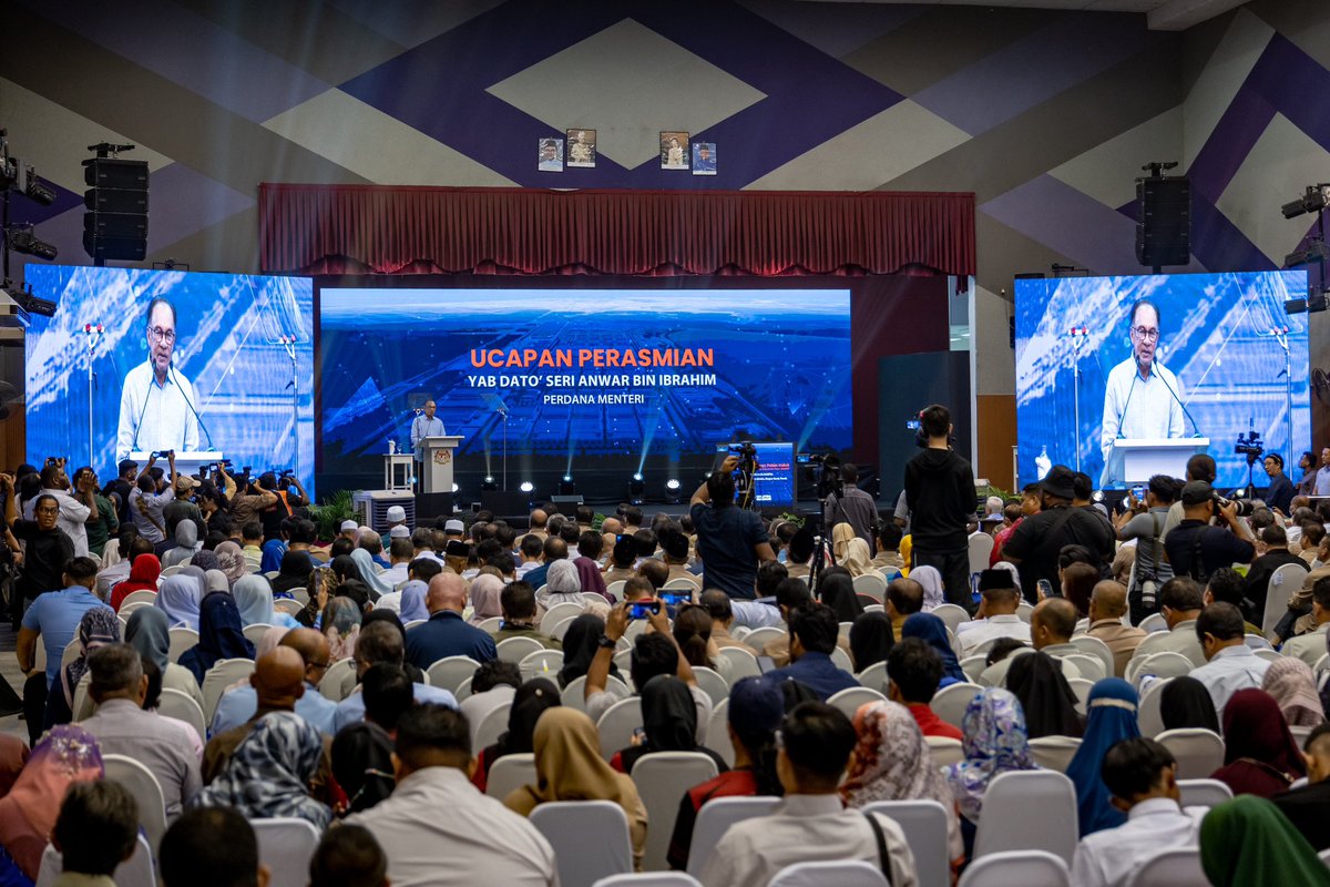 anwaribrahim's tweet photo. Meluncurkan Pelan Induk Kerian Integrated Green Industrial Park (KIGIP) di Bagan Serai, Perak pagi tadi.

Pembangunan KIGIP telah saya umumkan semasa pembentangan Belanjawan 2024 dimana ia merupakan suatu perancangan untuk membina ekosistem industri yang lebih luas di utara semenanjung melalui pembangunan kawasan perindustrian eko dan berteknologi tinggi di daerah Kerian, Perak. 

KIGIP digerakkan melalui pendekatan whole-of-Government melibatkan kerjasama dan sinergi erat antara Kerajaan Persekutuan, Kerajaan Negeri Perak, SD Guthrie Berhad dan Permodalan Nasional Berhad.

Semasa berucap, saya maklumkan bahawa bagi memastikan KIGIP benar-benar mencapai potensi yang dihasratkan, Kerajaan memberi penekanan kepada empat keperluan iaitu tenaga hijau, air, akses perhubungan dan tenaga kerja.

Sehubungan itu, setelah beberapa pusingan rundingan dan persetujuan yang dinyatakan oleh Kerajaan Negeri Perak, Kerajaan telah bersetuju melaksanakan projek pemindahan dan rawatan air yang dianggarkan berjumlah RM4 bilion.

Kerajaan pasti pembangunan ini bukan sahaja akan memanfaatkan penduduk kawasan Utara Perak dan perindustrian KIGIP malah ianya akan dapat menyediakan bekalan air terawat ke Pulau Pinang.

Selain itu, Kerajaan juga secara prinsip bersetuju dengan cadangan pembinaan persimpangan baharu di Lebuhraya Utara-Selatan berhampiran projek KIGIP bagi memberi akses kepada jaringan pengangkutan yang lebih baik.

Ini adalah bagi merealisasikan iltizam Kerajaan Perpaduan dalam usaha menaikkan lantai  bagi meningkatkan darjat hidup rakyat dengan menyediakan kemudahan asas bertaraf dunia seperti yang saya umumkan di dalam dokumen Ekonomi MADANI.
Dengan kerjasama erat semua pihak terlibat, saya rencanakan agar KIGIP berjaya menjadi satu projek ikonik yang berlandaskan konsep ‘green and smart industrial park’ yang pertama di Malaysia.

#MalaysiaMADANI