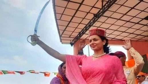 ByRakeshSimha's tweet photo. Kangana Ranaut: "I could have slapped back if I wanted, but the uniform of my country's soldier stopped me." 

This is the difference between a classy nationalist and a Khalistani paindu. https://t.co/ob13VYXBMS
