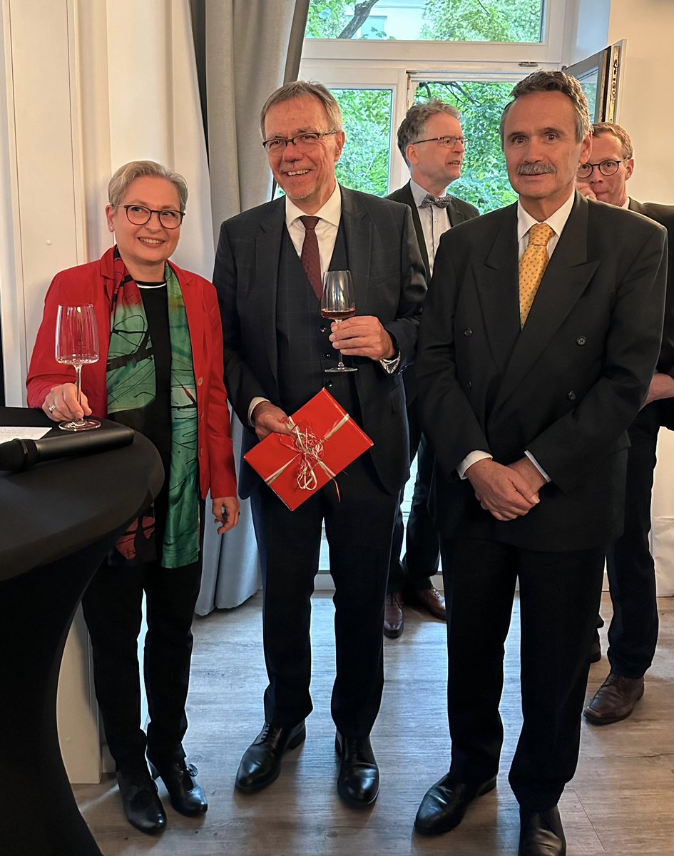 Mit der Präsidentin des BGH, Prof. Bettina Limperg <a href="/BGH_Bund/">Bundesgerichtshof</a> u Prof. Peter Kindler <a href="/LMU_Muenchen/">Universität München</a> Tagung der Deutsch-Italienischen Juristenvereinigung dijv.org in <a href="/LH_Potsdam/">Potsdam</a> #potsdam @BildungsforumP <a href="/unipotsdam/">Universität Potsdam</a>