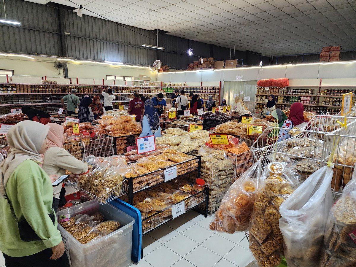 NaufalAntezem's tweet photo. Kau datang Batu Pahat, Johor lepas tu kau search location Mastuki Kerepek Parit Lapis Laman. 

Thank me later okay 👍 https://t.co/K41nPvqOK0