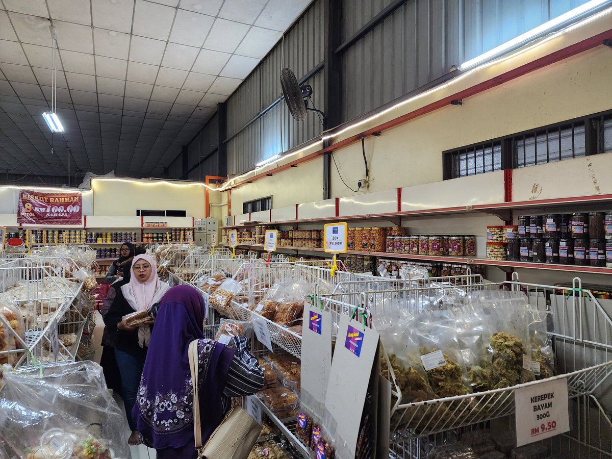 NaufalAntezem's tweet photo. Kau datang Batu Pahat, Johor lepas tu kau search location Mastuki Kerepek Parit Lapis Laman. 

Thank me later okay 👍 https://t.co/K41nPvqOK0