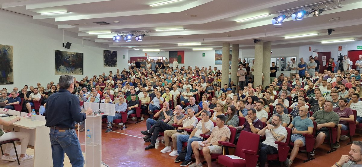 ugtficapv's tweet photo. @UgtFord celebra su asamblea de afiliados en la que plantea sus propuestas para afrontar de la manera menos traumática  posible para la plantilla la situació actual.
Más de 700 afiliados han desbordado el Salón de Actos de @UGTPV y las salas adyacentes.
@UGT_FICA https://t.co/6OxV6AUoNf