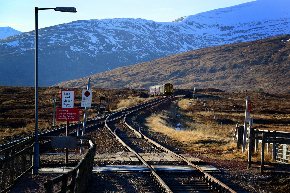 🚄🇫🇷🏴󠁧󠁢󠁳󠁣󠁴󠁿 Pour ce "Voyage en train du mois" du <a href="/Le_Figaro/">Le Figaro</a>, je vous emmène jusqu'à Fort William, aux confins des Highlands écossais. Réalisable de jour comme de nuit, ce trajet de ~1000 km implique une correspondance fluide à Londres. Récit.
➡️ lefigaro.fr/voyages/consei…