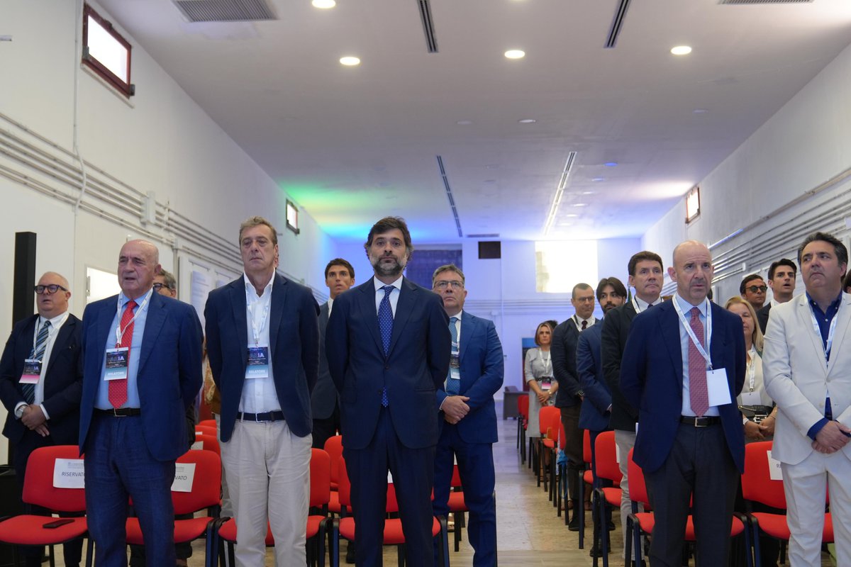 “Parlarne oggi di #IntelligenzaArtificiale è un’intuizione che cogliamo per ridurre la distanza e la diffidenza dalle opportunità che possono derivare dallo sviluppo dell’IA e continuare a mettere al centro le competenze delle persone, la creatività dell’impresa, il coraggio