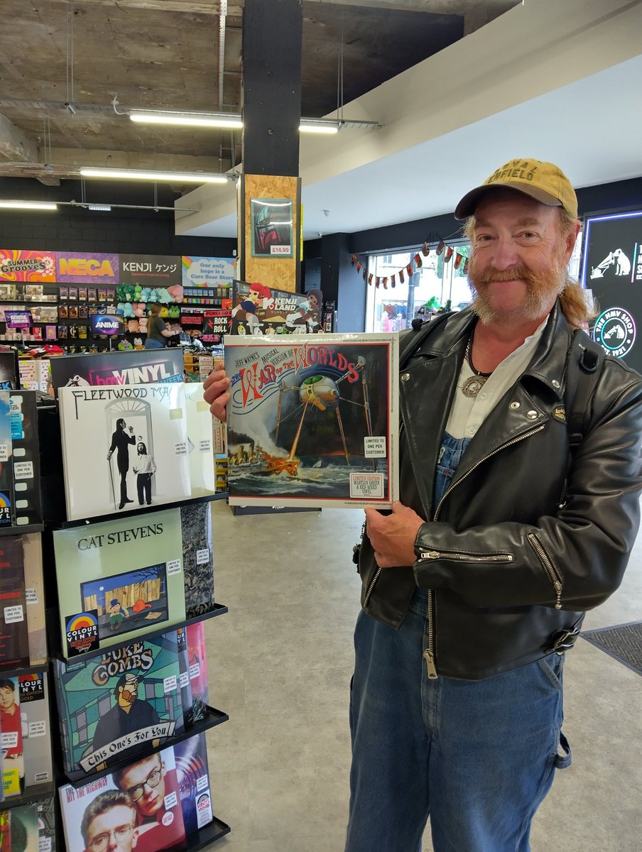 Some of our happy customers with their #hmvexclusive Vinyl purchases 😁
#hmvLovesVinyl