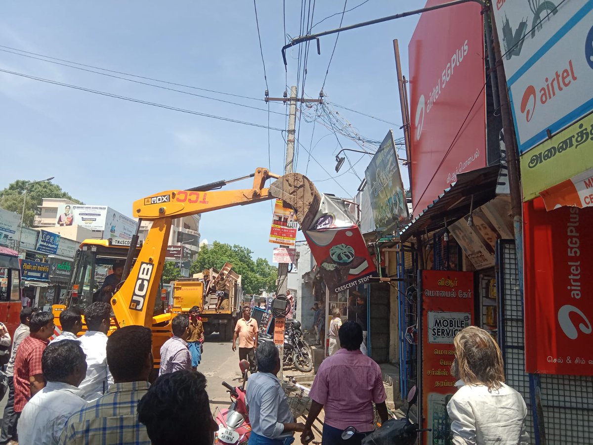 Trichiites's tweet image. Encroachments around the Chatram Bus Terminal is being removed by the Trichy Corporation.