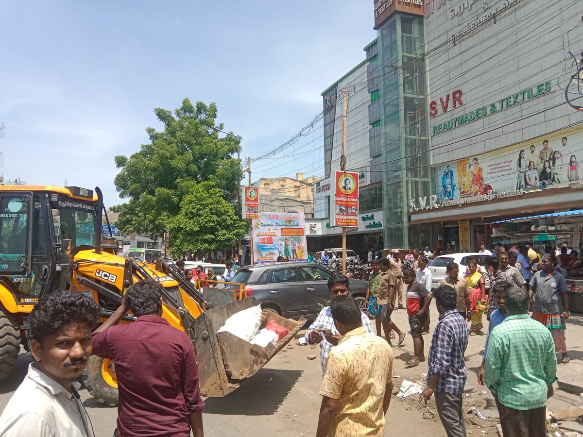 Trichiites's tweet image. Encroachments around the Chatram Bus Terminal is being removed by the Trichy Corporation.