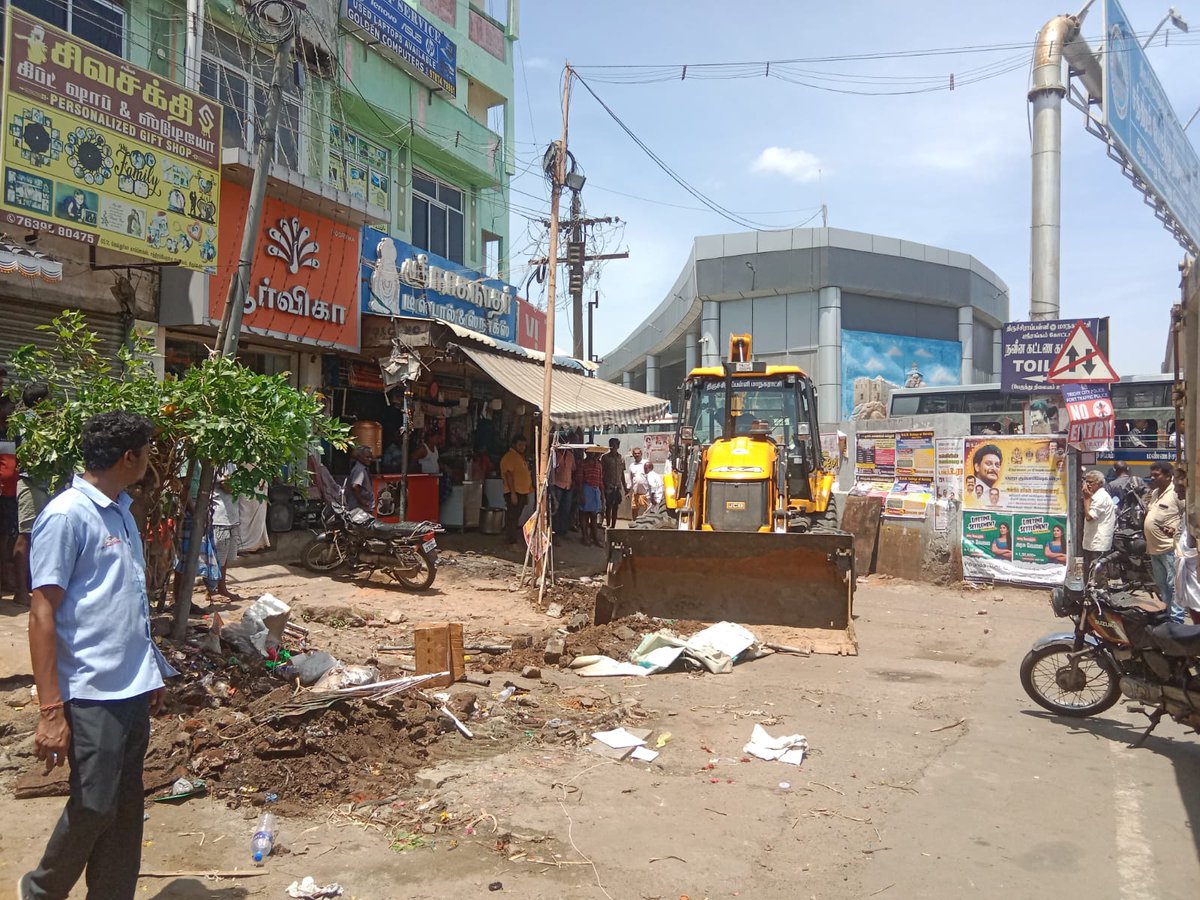 Trichiites's tweet image. Encroachments around the Chatram Bus Terminal is being removed by the Trichy Corporation.