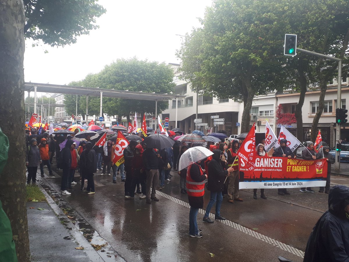 EELV_Lorient's tweet photo. Manif pluvieuse, manif heureuse ! C'est parti à Lorient, syndicats, partis, associations, collectifs, https://t.co/BbvTF956ki.s  contre l'extrême droite et son programme nauséabond ! 
#Morbihan #bretagne https://t.co/CUkZ15OLFC