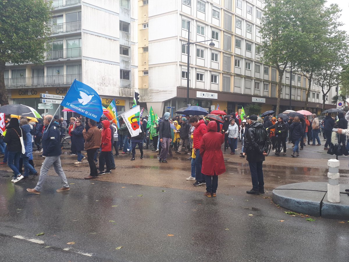 EELV_Lorient's tweet photo. Manif pluvieuse, manif heureuse ! C'est parti à Lorient, syndicats, partis, associations, collectifs, https://t.co/BbvTF956ki.s  contre l'extrême droite et son programme nauséabond ! 
#Morbihan #bretagne https://t.co/CUkZ15OLFC