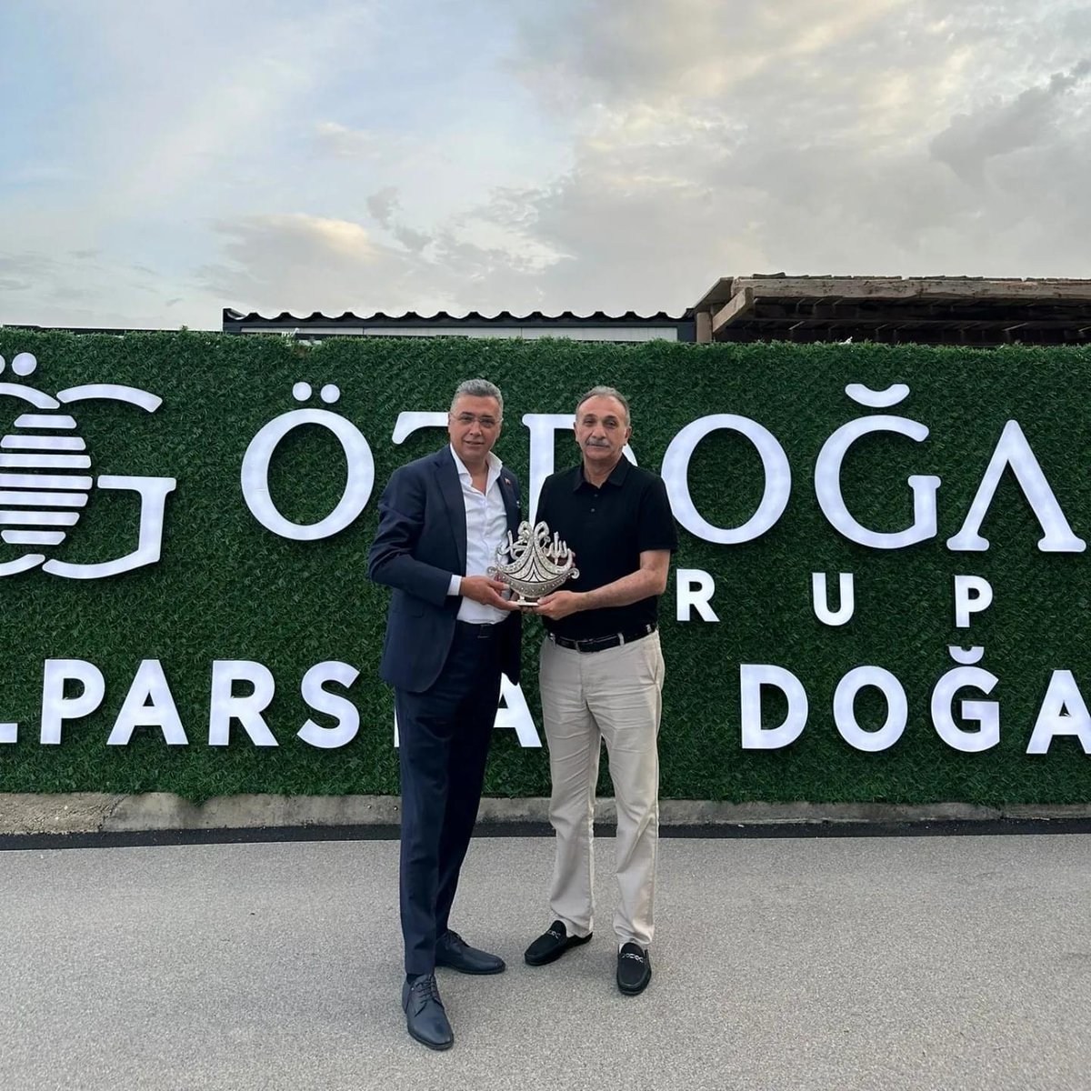 MHP İl başkanımız Sayın Alparslan Doğan'ı evlatları Batuhan ve Enes'in Bağlıca'da bulunan emlak ve otomotiv sektöründe hizmet veren yeni şubelerini ziyaret ettim. Rabbimden bol bereketli kazançlar dilerim.