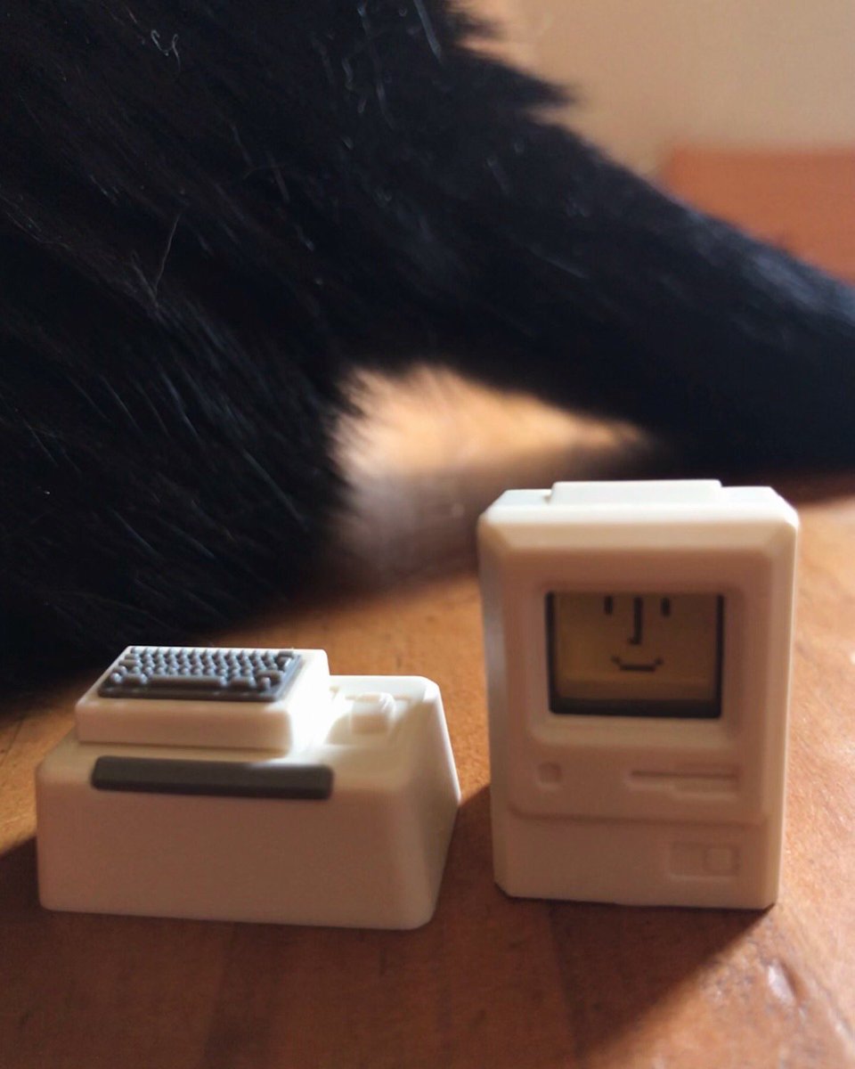 stoneriver71's tweet image. 久しぶりにガジェット買った
(1枚目Macropad)
久しぶり無駄遣いした
(2枚目MacintoshKeyCap)

#DOIO #KB03 #Macropad #Macintosh #Keycap #gadgets