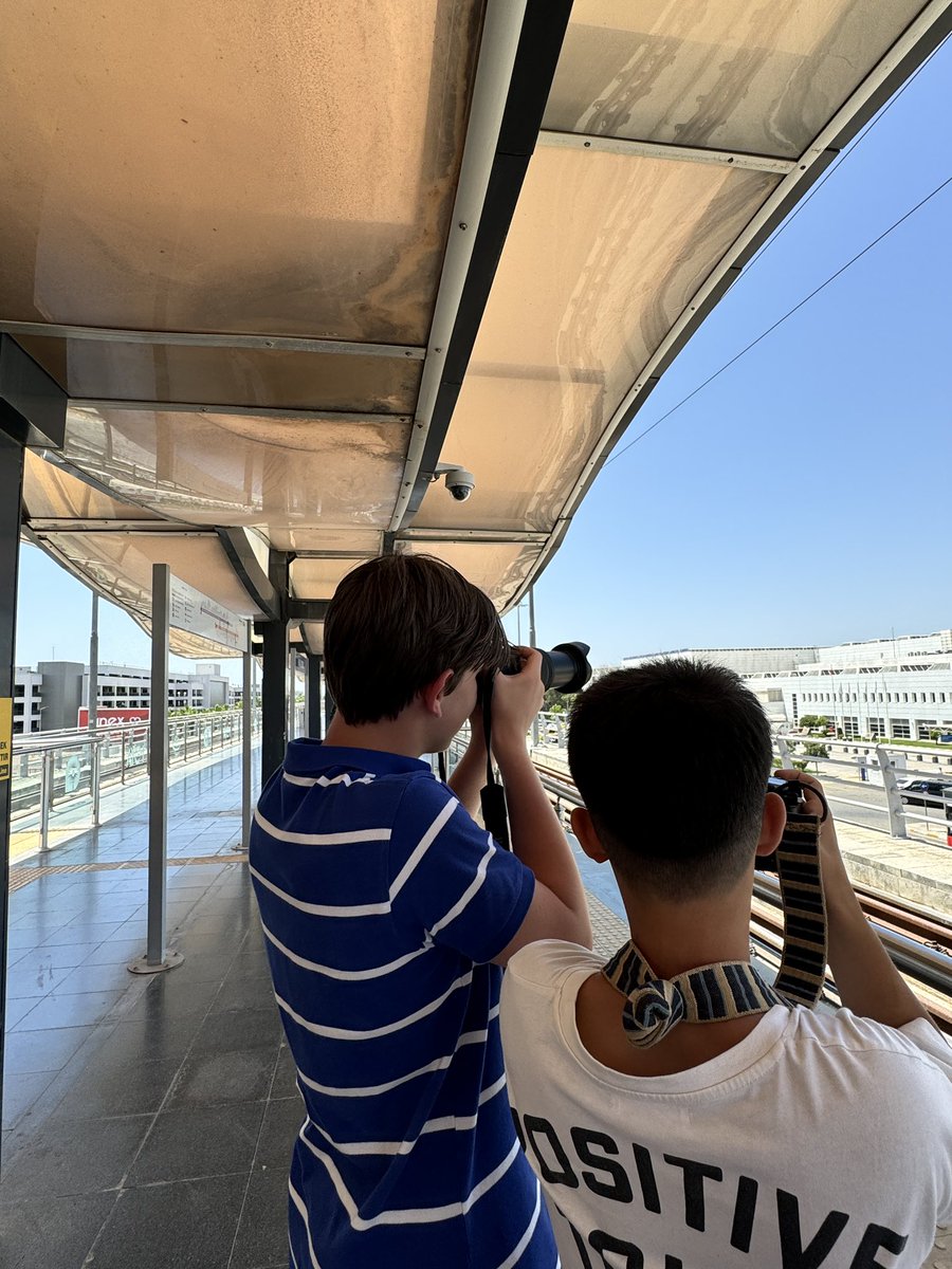 Havacılığı sevmek bi yere kadar. 40 derece sıcakta spotting peşindeyiz. Altalya’da azımsanmayacak sayıda spotter var. IGA’da olduğu gibi bir izleme terası yapılsa ne güzel olur. <a href="/antalya_airport/">Fraport TAV Antalya Airport</a>