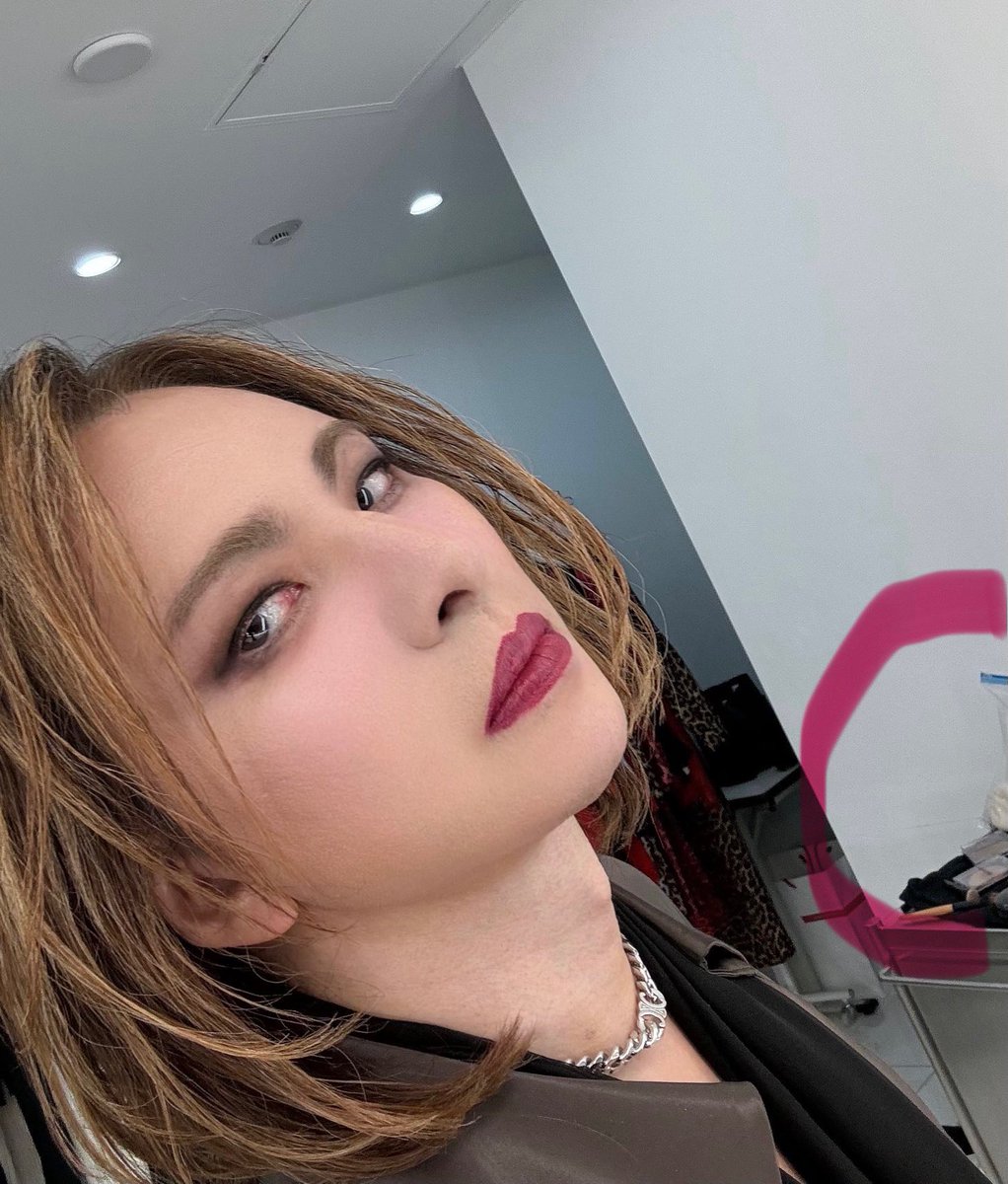 xxtlrsYOxyheart's tweet image. 以前、さんま御殿でZiplocに化粧品を入れるために使用すると仰っていたYOSHIKIさん💄

写真の隙間からメイクブラシやパレットがちら見え♥️
こんな完璧なキメ顔をしておきながら庶民的なZiplocを写すこのギャップがたまらない♥️
#YOSHIKI
#Ziploc