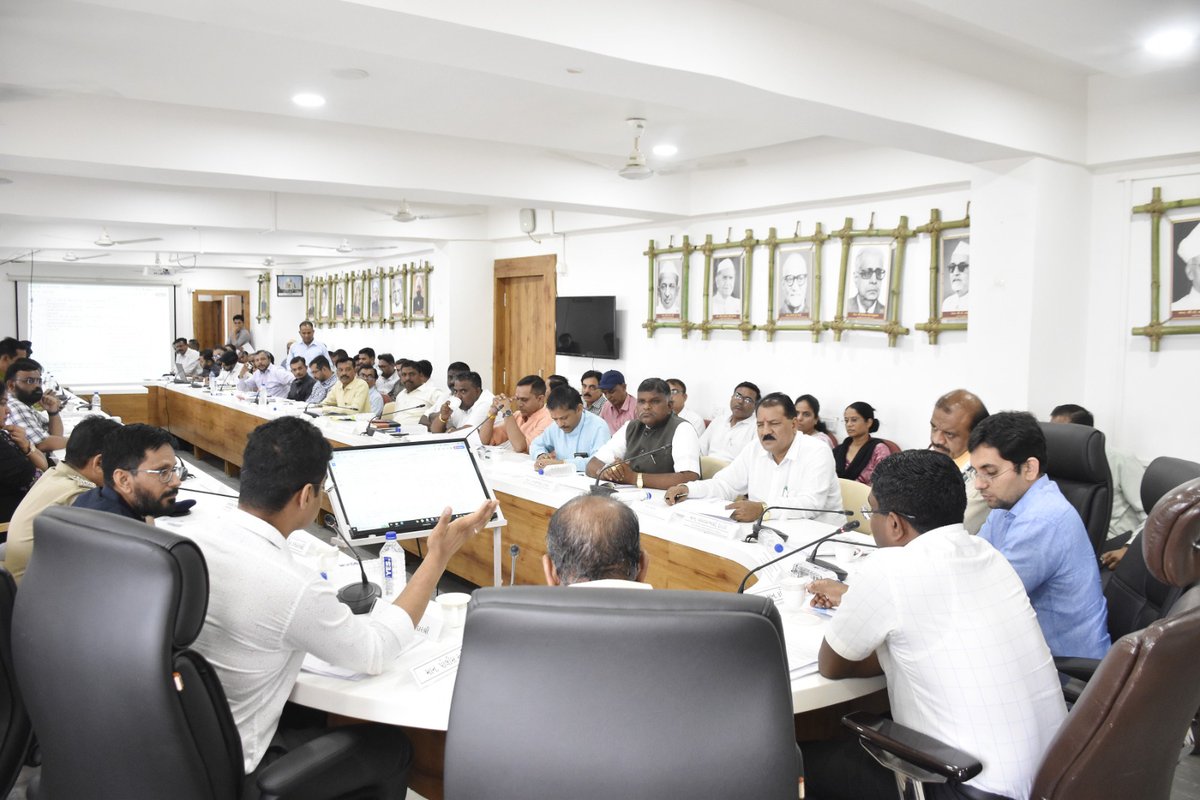 CollectorDahod's tweet photo. આજરોજ માન. સંસદ સભ્યશ્રી, માન. જિલ્લા પંચાયત પ્રમુખશ્રી, માન. ધારાસભ્યશ્રીઓ, પદાધિકારીશ્રીઓ અને અધિકારીશ્રીઓની ઉપસ્થિતિમાં જિલ્લા સંકલન સમિતિની બેઠક યોજવામાં આવી. સરકારશ્રીની સ્થાયી સુચનાઓને ધ્યાને લઈ પ્રજા હિતમાં કામગીરી થાય તે સુનિશ્ચિત  કરવા સૂચન કરવામાં આવ્યું. https://t.co/ehYjmu7XkZ