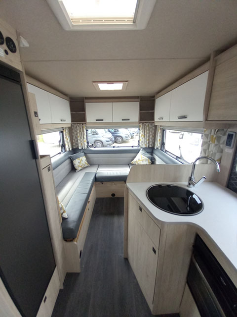 SimpsonsMCC's tweet photo. Ford Autotrail F68 Motorhome for sale. Now £60,995 Excludes Road Fund Licence. Finance and part exchange options available. #usedmotorhome #autotrail #autotrailmotorhome https://t.co/uJGwCJ7k8V https://t.co/ZtsD01MQo4