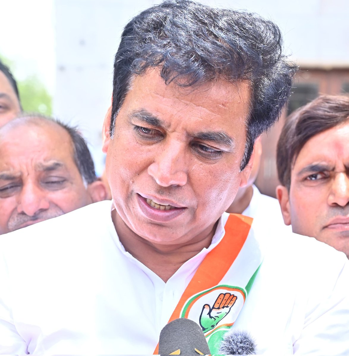 devendrayadvinc's tweet photo. "पानी संकट से मचा हाहाकार, भ्रष्ट सरकार के खिलाफ मटके फूट रहे लगातार" 

गोविंदपुरी, कालकाजी-नई दिल्ली 19 में कांग्रेस के वरिष्ठ नेता कैप्टन कविंदर जी, जिला अध्यक्ष विष्णु अग्रवाल जी, पूर्व सांसद रमेश कुमार जी, जिला अध्यक्ष राजेश चौहान जी के साथ मटका फोड़ प्रदर्शन में शामिल हुआ।

भाजपा और आप सरकार की आपसी नूराकुश्ती में पानी को तरस रही दिल्ली अब चुप नहीं बैठेगी!

#पानी_को_तरसती_दिल्ली