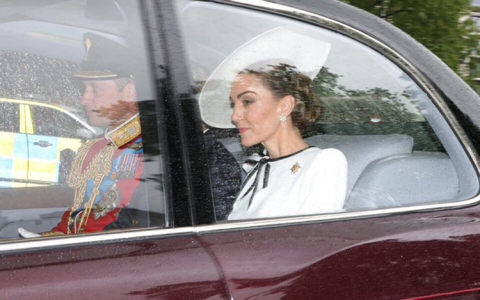hrrysgreysuit's tweet image. The Prince and Princess of Wales arrive at Buckingham Palace ❤️