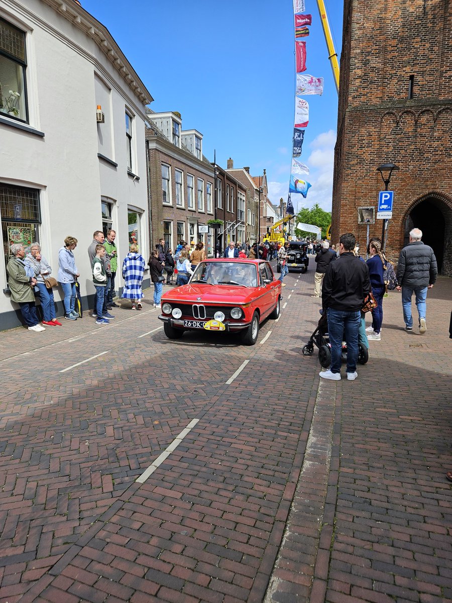 Er waren weer een hoop mooie oldtimers te zien in #vianen. Het defilé werd geopend door <a href="/SjorsFrohlich/">Sjors Fröhlich</a>