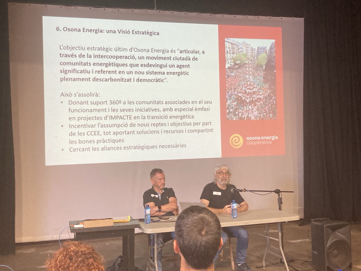Avui a #SantaMariaOlo entitats de Ponent i d’arreu del país participem de l’Assemblea d’⁦<a href="/osonaenergia/">OECOOP</a>⁩ !
Una imatge q explica el projecte i ens fa sentir orgullosos de ser-hi!
⁦<a href="/FemmesEnergia/">FemmesEnergia</a>⁩ ⁦@ECompartidesBiS⁩ ⁦<a href="/ce_vilanoveta/">Comunitat Energètica Vilanoveta</a>⁩ 
#comunitatsenergetiques
