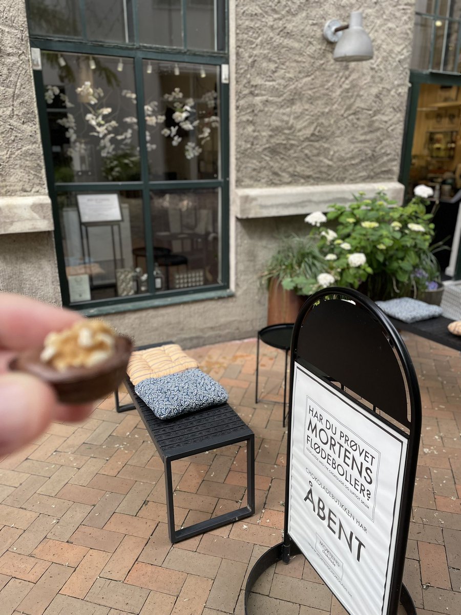 Noget af landets bedste hjemmelavede chokolade fås lige her i hjertet af Odense hos Mortens Chokolade i Brandts Klædefabrik.

Kvaliteten er i højsædet hele tiden og det er imponerende hvor meget ideudvikling i chokoladeværkstedet, der bliver til de lækreste chokolader. Den nyeste