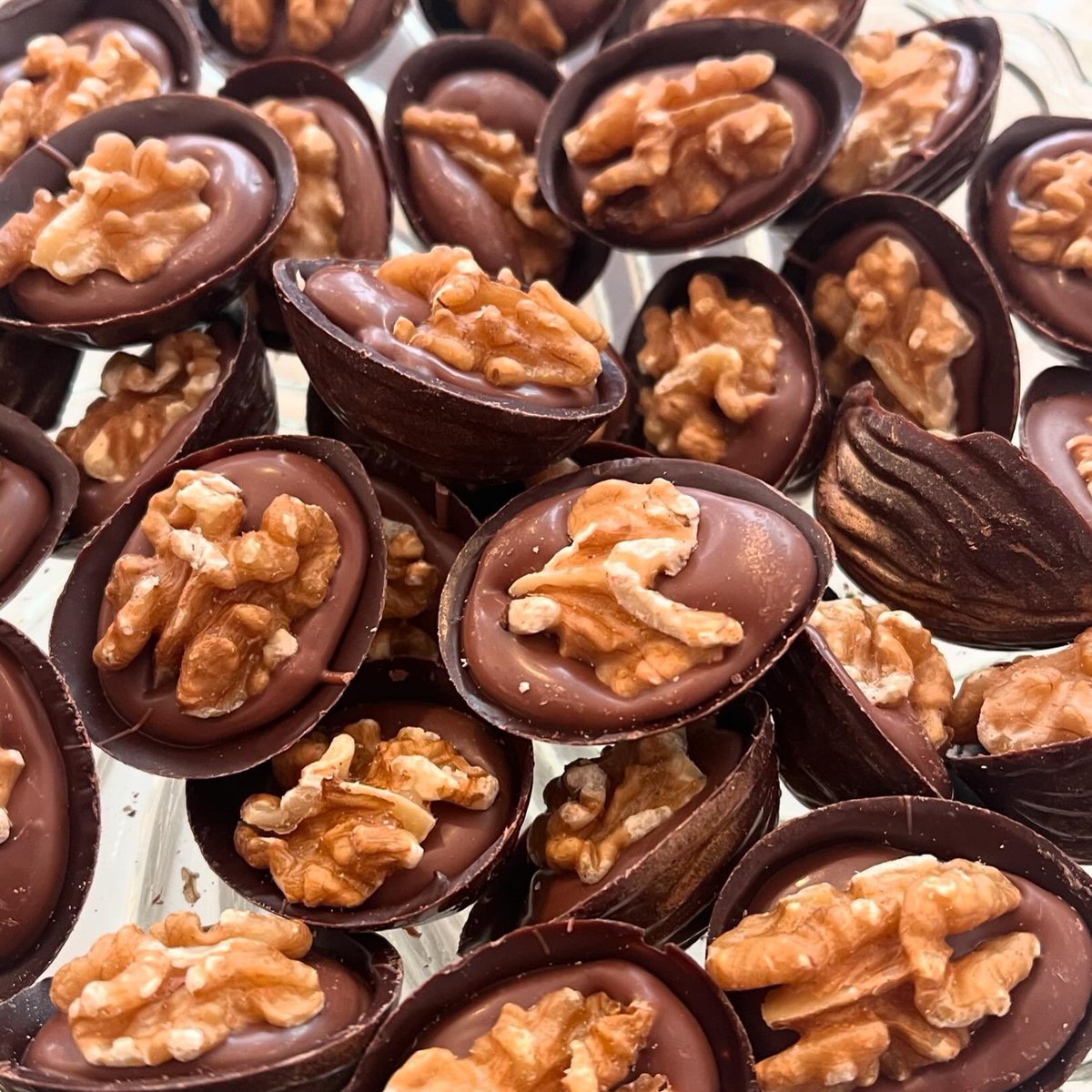 otwndk's tweet image. kreation er denne chokolade med valnød.

“Blandingen af både lys og mørk chokolade sammen med en valnød er helt fantastisk. En mørk valnødskal fyldt med den dejlige cremet mælkechokolade og så pyntet med en automatisk valnød.”

#odense #otwn #nyodense #byliv