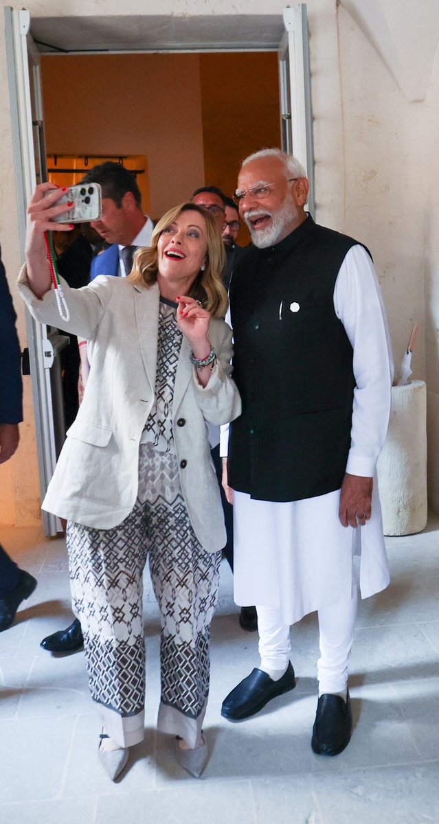 Ashu9621101476's tweet image. रील बनाने वालों का साल भर का मसाला मिल गया।🤣😂
#Modi30
