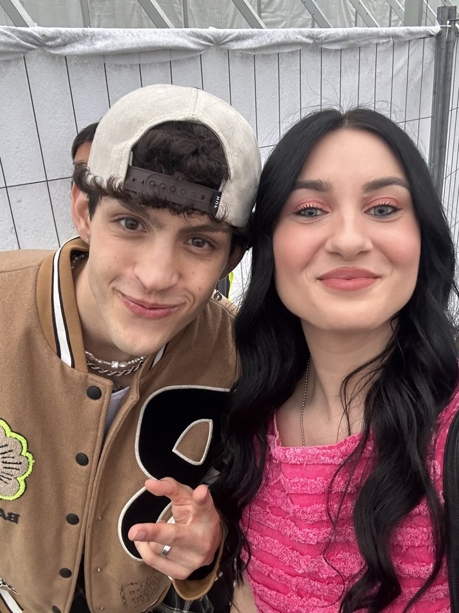 ALEhouseee's tweet image. ieri il Nameless mi ha fatto il regalo più bello di tutti 🥹🪐🧡💋🫂 @midascrivecose #Mida #BacioDiGiuda #Amici23 #NamelessMusicFestival