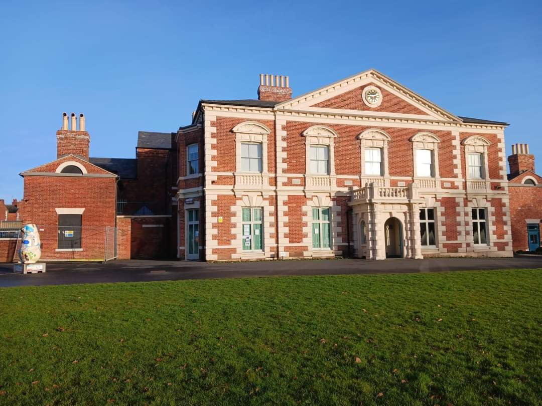 Lucky you, Bearwood!

If you live near Lightwoods Park, you should be delighted to hear that 1000 Trades have now open their Bearwood addition. 

Serving amazing dishes by Dan Lee and a range of quality drinks. 

Outside seating also available, if summer ever arrives