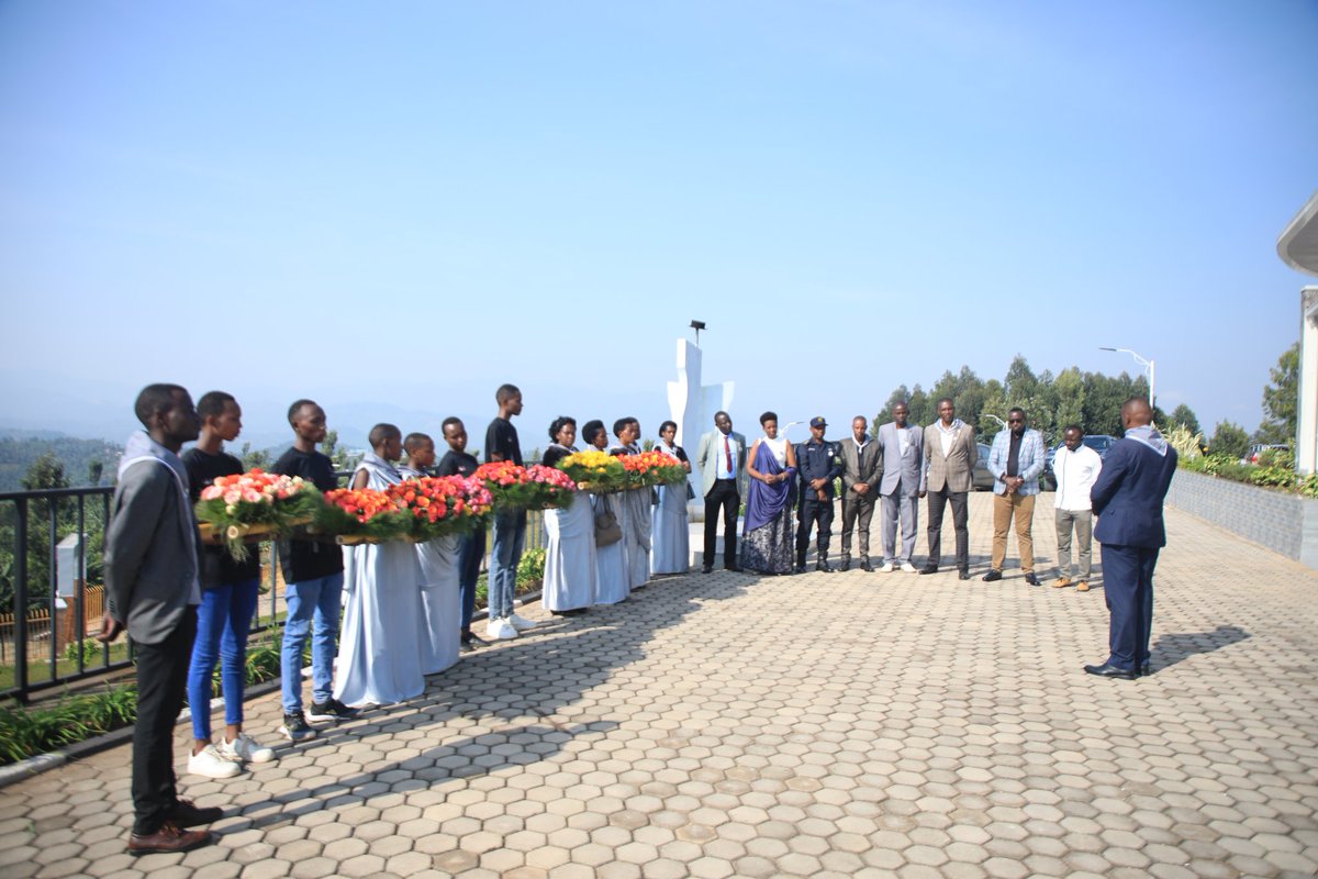 RutsiroDistrict's tweet photo. #Rutsiro: mu murenge wa Mukura hari kubera igikorwa cyo #Kwibuka30 #Jenoside yakorewe #Abatutsi mu 1994 hazirikanwa imiryango yazimye. Umushyitsi mukuru ni Meya Kayitesi Dative. Igikorwa cyabimburiwe no gushyira indabo ku rwibutso rwa Nyamagumba mu murenge wa Gihango. https://t.co/ARYs9ImYkO