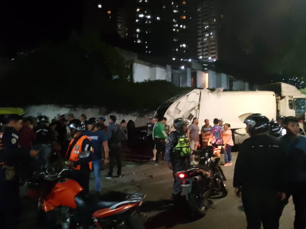 #14Junio2024 | Funcionarios de nuestra institución en compañía de efectivos del Cuerpo de Bomberos y <a href="/ippcmunsucre/">Instituto de Prevención y Protección Ciudadana</a> atendieron  accidente de tránsito en la Av. Principal de Palo Verde donde se vieron 03 vehículos involucrados con un saldo de 03 lesionados.