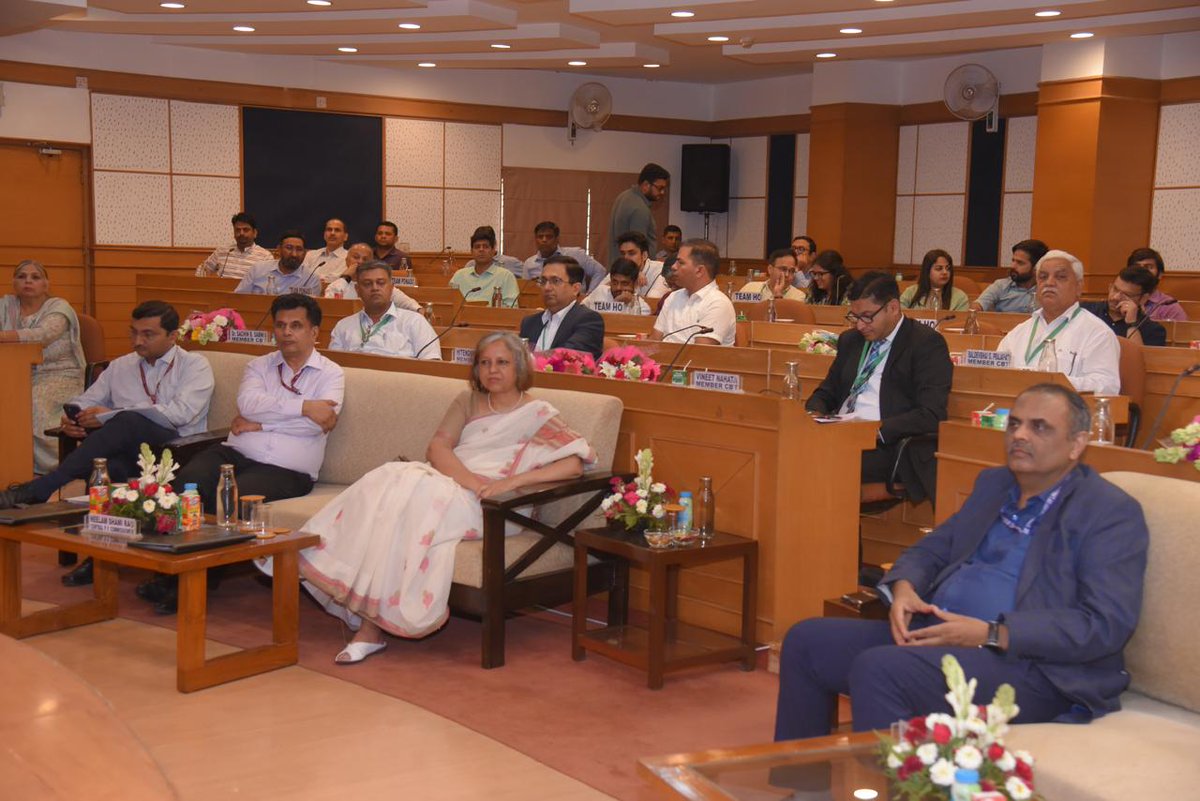 officialepfo's tweet photo. A workshop on ‘EPFO’s Investments’ and 'Recent Initiatives towards Member Service Areas' was organised on 14th June for the members of the CBT, EPF.
#EPFO #Investment #CBT #HumHainNaa #EPFOMember #EPFOwithYou #EPF #ईपीएफओ #ईपीएफ https://t.co/2cEqsoc4lV
