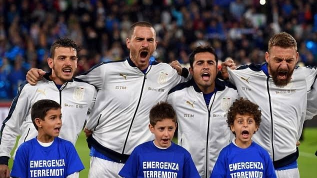 Info_SerieA's tweet image. Dini hari nanti Italia akan memulai petualangan EURO melawan Albania.

Kita lupakan sejenak rivalitas; mau kalian Juventini, Milanisti, Interisti, Romanisti, Laziale dll

Mari kita teriakkan:

FORZA GRANDE ITALIA!!!!