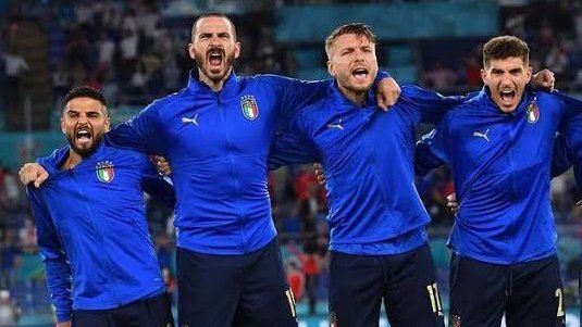Info_SerieA's tweet image. Dini hari nanti Italia akan memulai petualangan EURO melawan Albania.

Kita lupakan sejenak rivalitas; mau kalian Juventini, Milanisti, Interisti, Romanisti, Laziale dll

Mari kita teriakkan:

FORZA GRANDE ITALIA!!!!