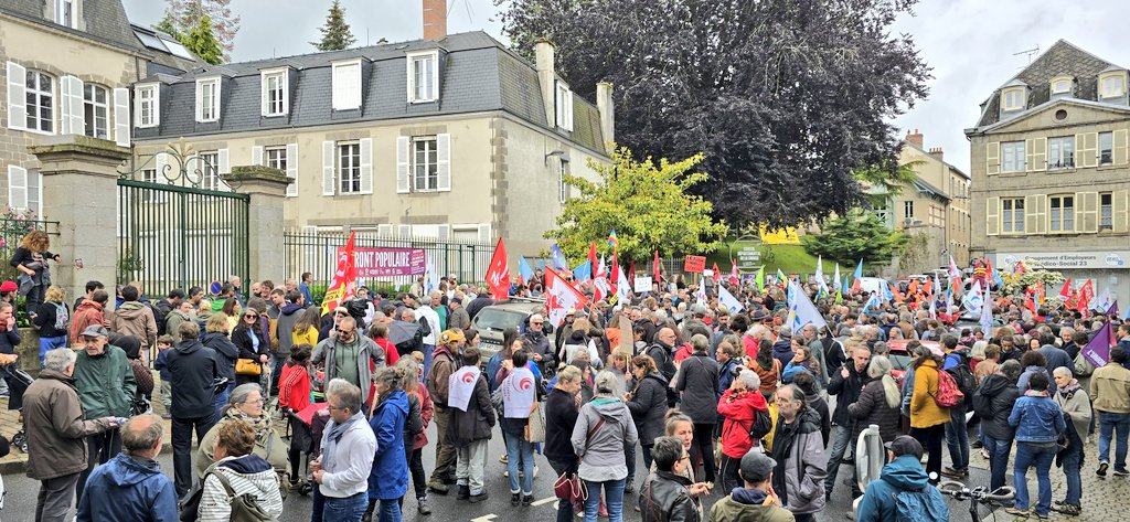 Plus de 650 personnes mobilisées "pour la démocratie et contre l'extrême droite" devant la préfecture de la Creuse ce matin