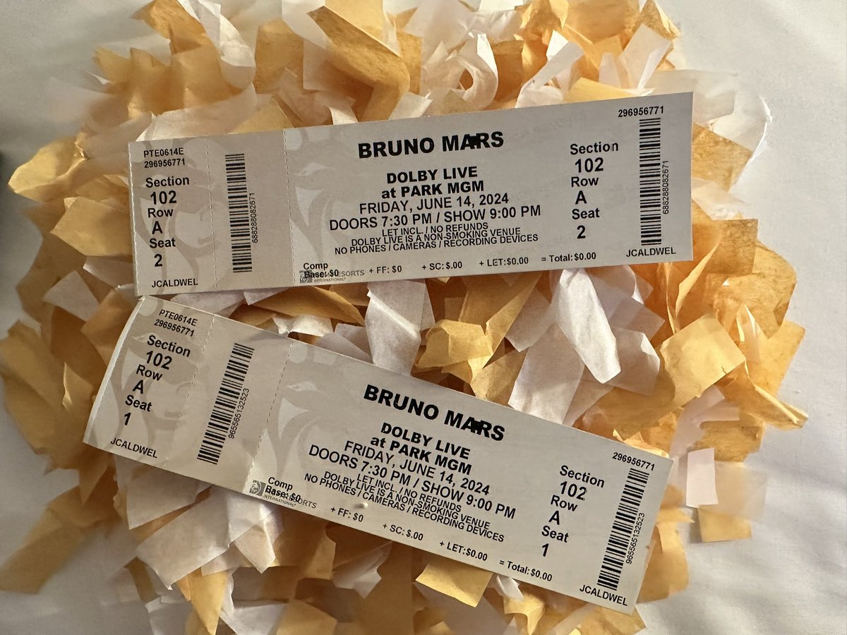DrMoniBS's tweet image. My sis and I got invited to sit in the FRONT ROW at #BrunoMars concert last night and it was the most AMAZING night ever! @BrunoMars I will love you FOREVER!!! 🖤🖤🖤🖤 #StillInShock 🥹