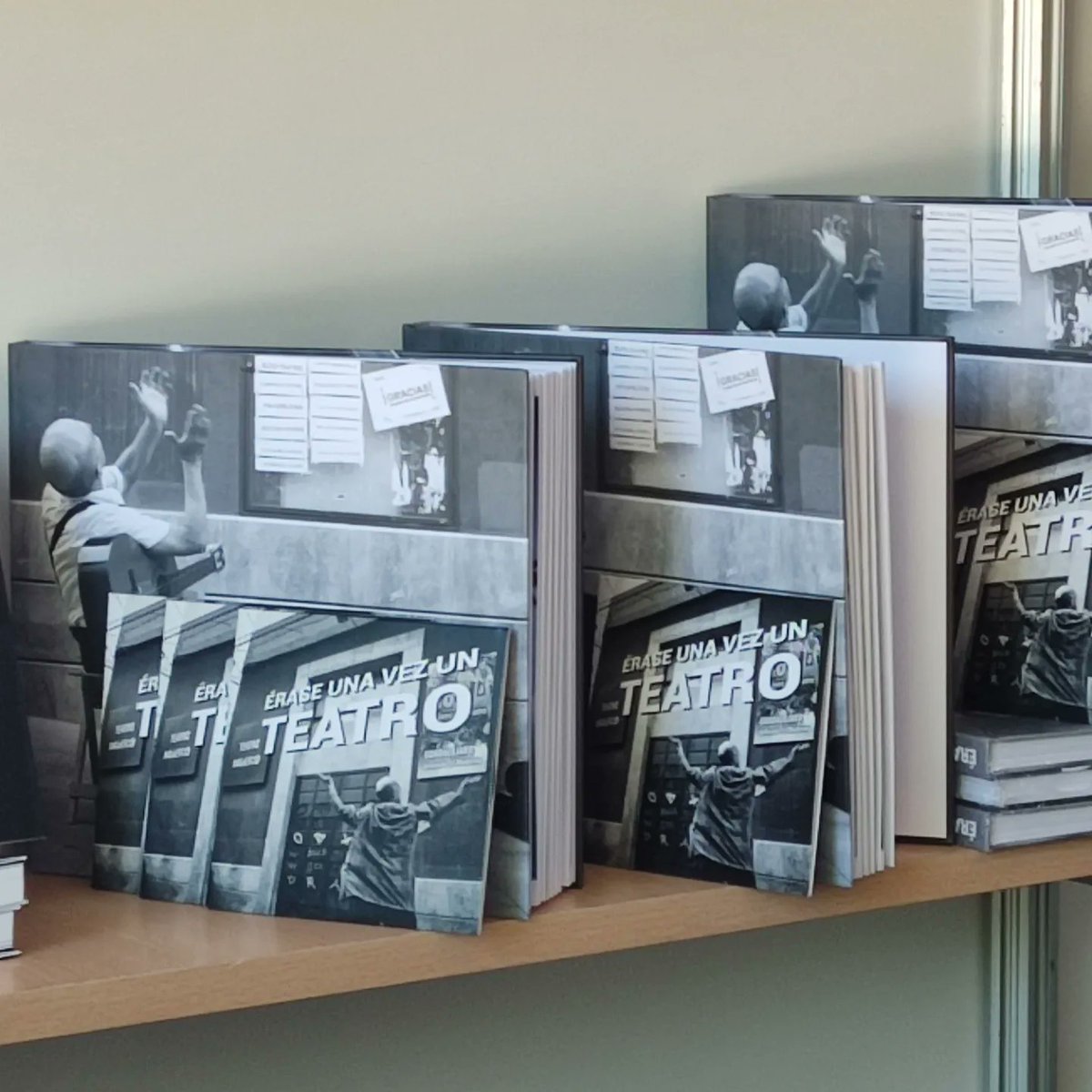 Ya estamos en la #FeriaDelLibro 📚 de #ElCasar con <a href="/MyadeMay/">Mayte Diaz peniza</a> y #ÉraseUnaVezUnTeatro #enlapuñeteracalle y más libros fotográficos.
✍🏻 Si queréis vuestro ejemplar firmado y dedicado, estaré en la caseta de #MyadeMay hastaas 14h30. ¡Os espero!
#fotografía #fotolibro #cultura #arte