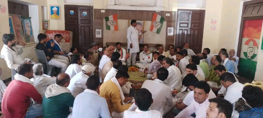 IncJalaun's tweet photo. आज प्रभारी सचिव भगवान दास कोरी जी के नेतृत्व में जिला कांग्रेस कमेटी जालौन की मासिक बैठक शहीद भवन उरई में संपन्न हुई । https://t.co/0BnOtn35Ro