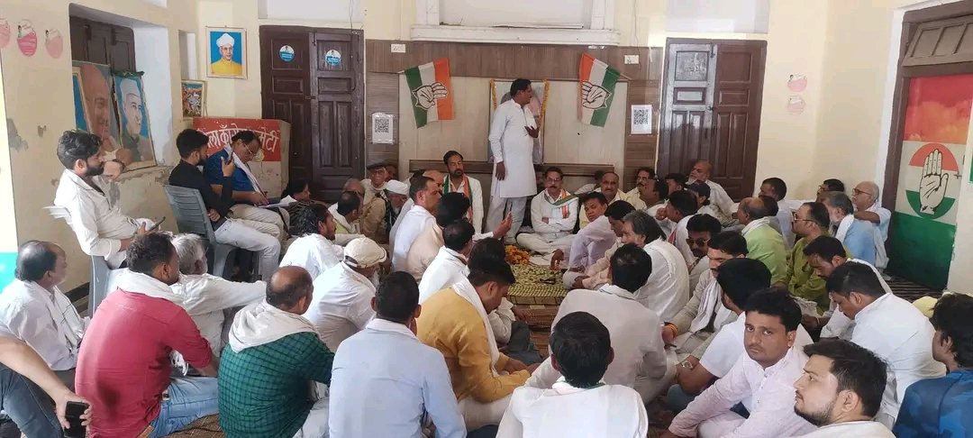 IncJalaun's tweet photo. आज प्रभारी सचिव भगवान दास कोरी जी के नेतृत्व में जिला कांग्रेस कमेटी जालौन की मासिक बैठक शहीद भवन उरई में संपन्न हुई । https://t.co/0BnOtn35Ro