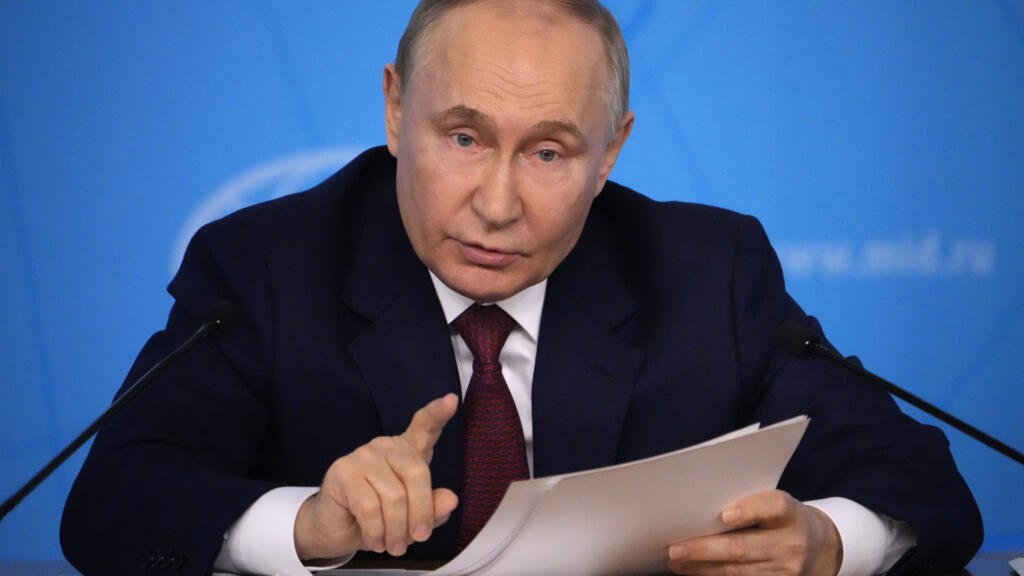 EmekaGift100's tweet photo. Ukraine and NATO slam Putin’s ‘absurd’ peace conditions
Russian President Vladimir Putin promised Friday to “immediately” order a ceasefire in Ukraine and begin negotiations if Kyiv started withdrawing troops from the four regions annexed by Moscow in 2022 and renounced plans to join NATO. Ukraine responded by calling Putin's proposal “manipulative” and “absurd.”