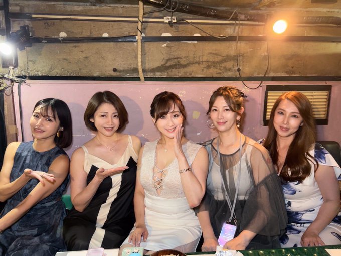 昨日は #川上ゆう20周年イベント たくさんのゆうちゃんファンに囲まれ 素敵なイベントでした これが&rarr; https://t.co/mIg9ZhfqWg<a href="/tag/%E5%B7%9D%E4%B8%8A%E3%82%86%E3%81%8620%E5%91%A8%E5%B9%B4%E3%82%A4%E3%83%99%E3%83%B3%E3%83%88"class="tags">#川上ゆう20周年イベント</a>