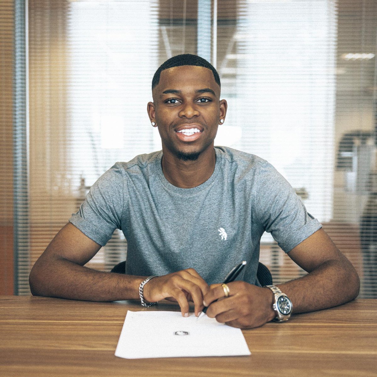 ZebractuMEDIA's tweet image. #MERCATO 🚨| LE LATÉRAL GAUCHE Mardochée Nzita devrait signer au
@SportCharleroi pour 3️⃣ SAISONS + option ! 🔥💪

🗞️ @sudinfo_be | #RCSC