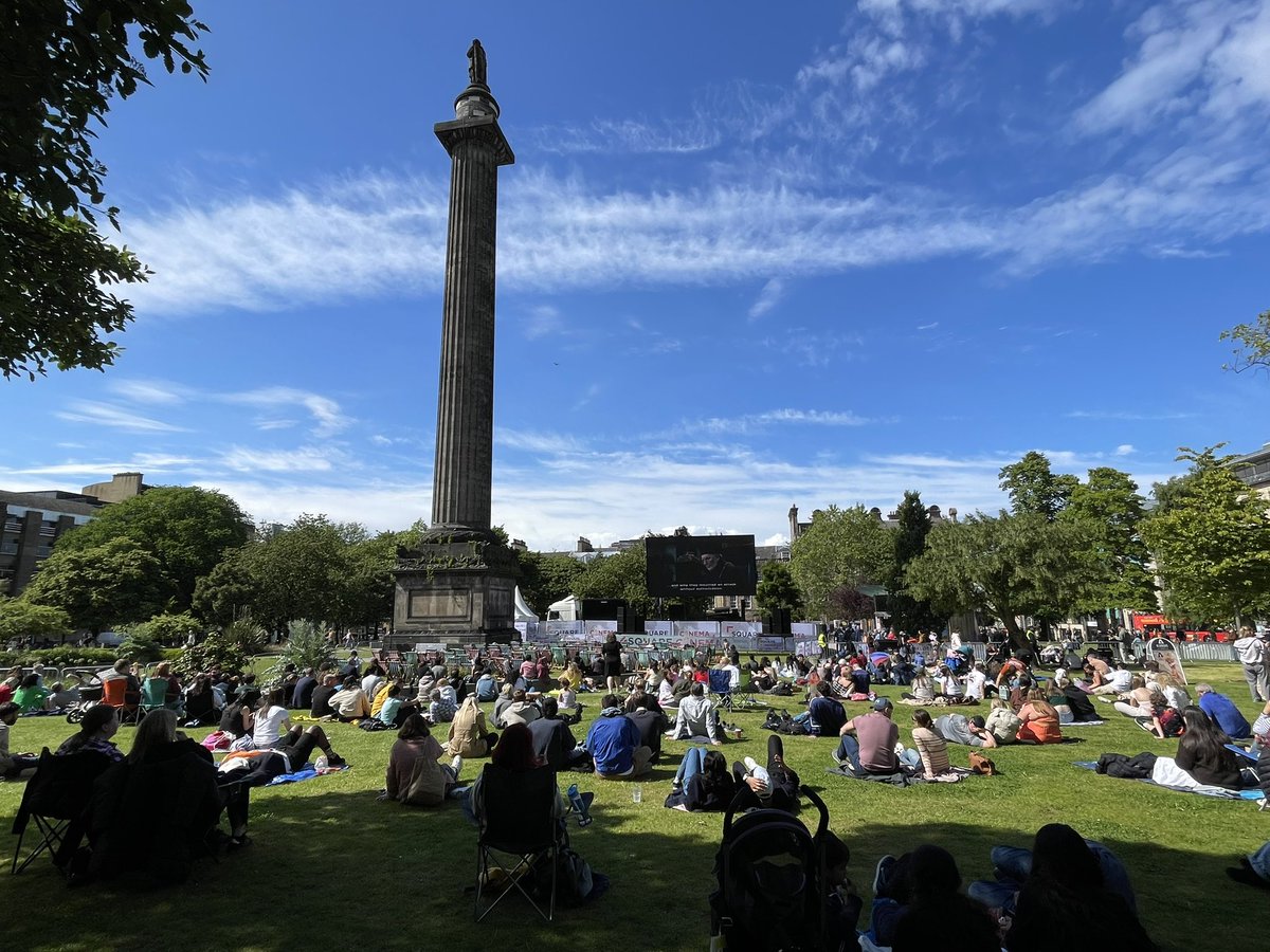 UniqueEventsltd's tweet image. Turned into a beautiful day at #SquareCinema with @EssentialEdin &amp;amp; @LNER in St. Andrew Sq. Free outdoor cinema all weekend, come join us for classic films, and some delicious food and drink #Edinburgh #outdoorcinema